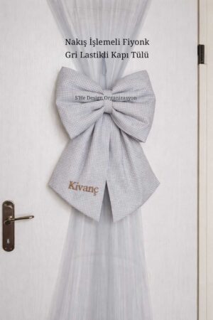 NAKIŞ İSİM İŞLEMELİ FİYONK KAPI SÜSÜ ve LASTİKLİ KAPI TÜLÜ