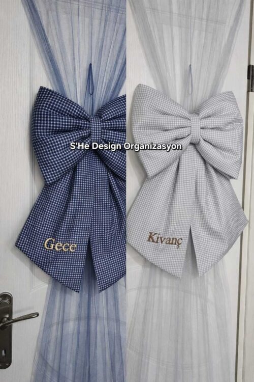 NAKIŞ İSİM İŞLEMELİ FİYONK KAPI SÜSÜ ve LASTİKLİ KAPI TÜLÜ