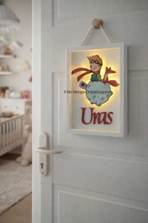 ERKEK BEBEK İSMİNE ÖZEL 30x40 CM LEDLİ / KÜÇÜK PRENS OBJELİ KAPI SÜSÜ HASTANE DOĞUM ODASI KAPI SÜSÜ