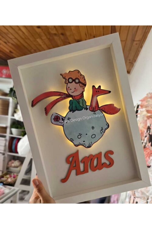 ERKEK BEBEK İSMİNE ÖZEL 30x40 CM LEDLİ / KÜÇÜK PRENS OBJELİ KAPI SÜSÜ HASTANE DOĞUM ODASI KAPI SÜSÜ