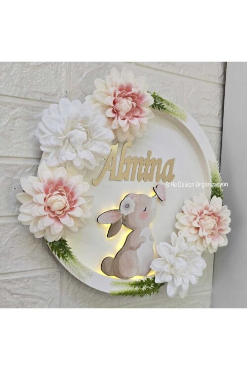 KIZ BEBEK İSMİNE ÖZE HAZIRLANAN AHŞAP TAVŞAN FİGÜRLÜ ÇİÇEKLİ HASTANE ODASI KAPI SÜSÜ PEMBE