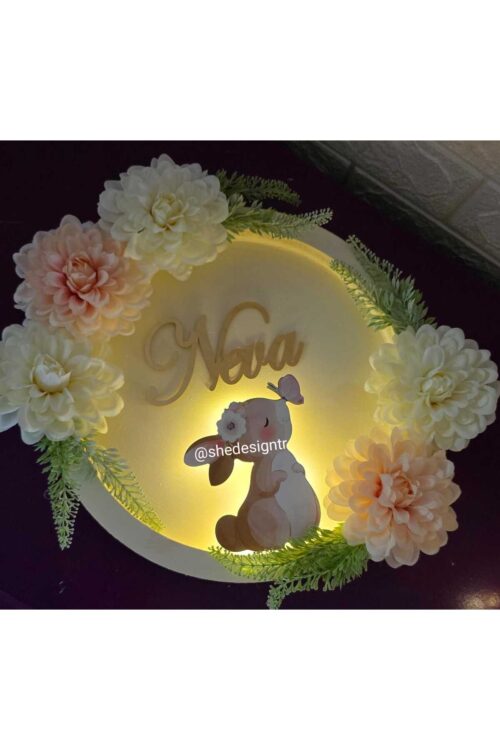 KIZ BEBEK İSMİNE ÖZE HAZIRLANAN AHŞAP TAVŞAN FİGÜRLÜ ÇİÇEKLİ HASTANE ODASI KAPI SÜSÜ