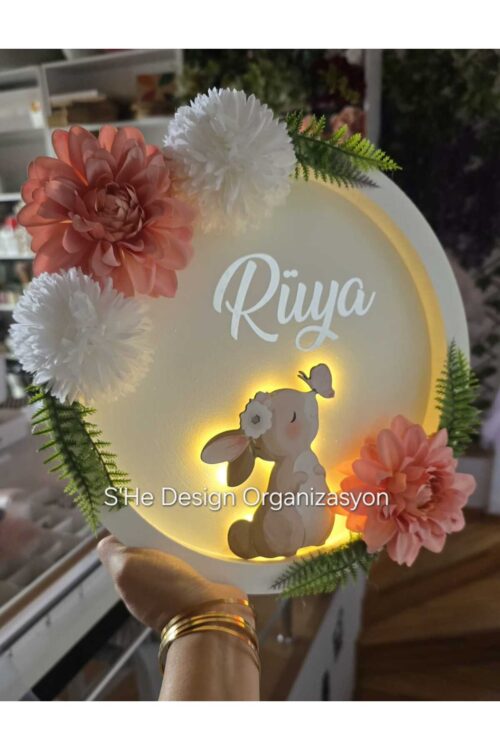 KIZ BEBEK İSMİNE ÖZEL HAZIRLANAN TAVŞANLI ÇİÇEKLİ PANO