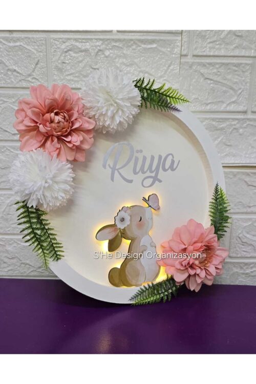 KIZ BEBEK İSMİNE ÖZEL HAZIRLANAN TAVŞANLI ÇİÇEKLİ PANO