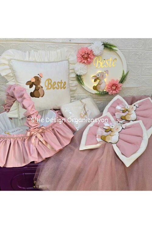 Bebek İsmine Özel Hazırlanan Çiçekli Tavşanlı Kapı Süsü Takı Yastığı Ve Seti