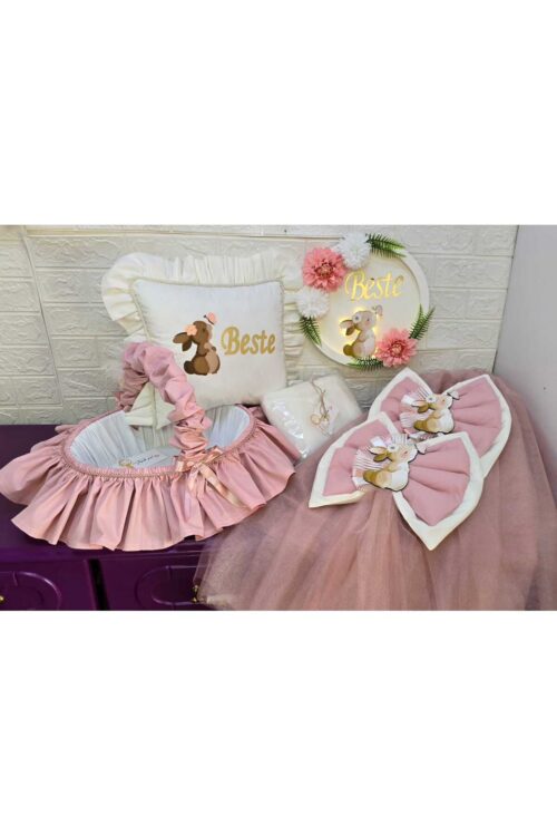 Bebek İsmine Özel Hazırlanan Çiçekli Tavşanlı Kapı Süsü Takı Yastığı Ve Seti