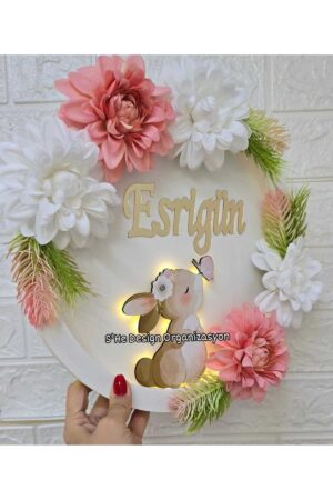 KIZ BEBEK İSMİNE ÖZE HAZIRLANAN AHŞAP TAVŞAN FİGÜRLÜ ÇİÇEKLİ HASTANE ODASI KAPI SÜSÜ