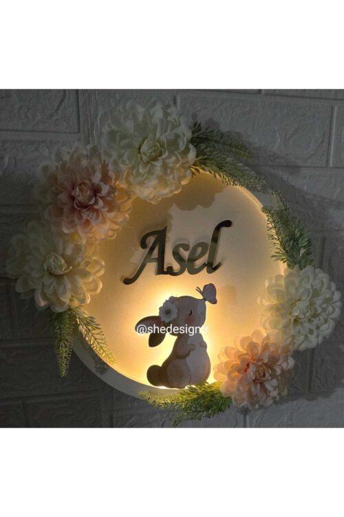 KIZ BEBEK İSMİNE ÖZE HAZIRLANAN AHŞAP TAVŞAN FİGÜRLÜ ÇİÇEKLİ HASTANE ODASI KAPI SÜSÜ