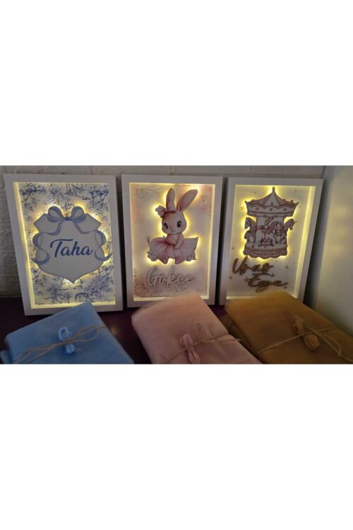 1_org_zoom-253.jpg 30x40 BÜYÜK BOY LEDLİ AHŞAP OBJELİ KAPI SÜSÜ / BEBEK İSMİNE ÖZEL HASTANE DOĞUM ODASI KAPI SÜSÜ