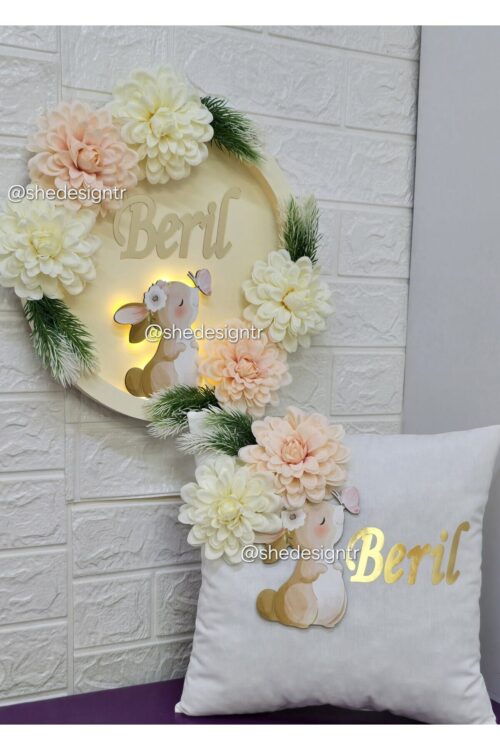 Bebek İsmine Özel Hazırlanan Çiçekli Tavşanlı Kapı Süsü Ve Takı Yastığı