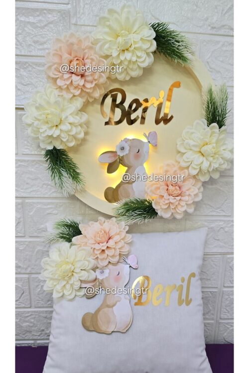Bebek İsmine Özel Hazırlanan Çiçekli Tavşanlı Kapı Süsü Ve Takı Yastığı
