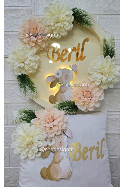 Bebek İsmine Özel Hazırlanan Çiçekli Tavşanlı Kapı Süsü Ve Takı Yastığı