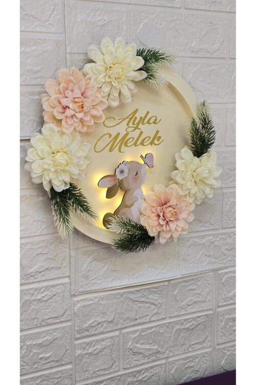 KIZ BEBEK İSMİNE ÖZEL HAZIRLANAN TAVŞANLI ÇİÇEKLİ PANO