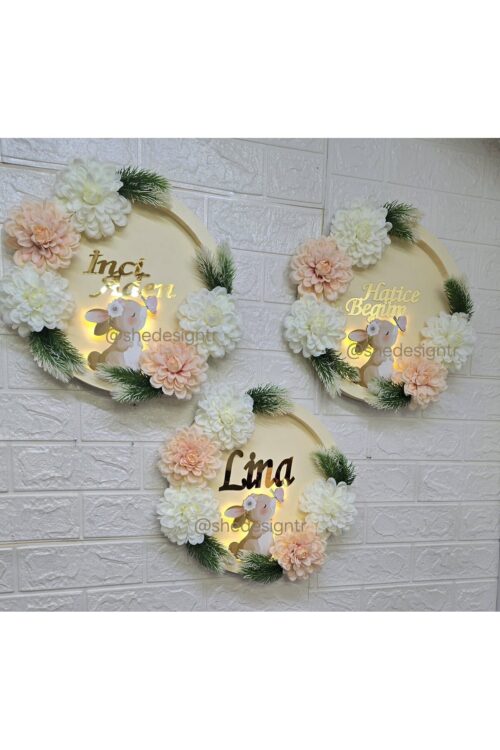 KIZ BEBEK İSMİNE ÖZE HAZIRLANAN AHŞAP TAVŞAN FİGÜRLÜ ÇİÇEKLİ HASTANE ODASI KAPI SÜSÜ