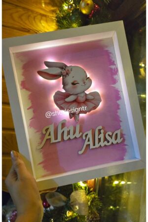 BEBEK İSMİNE ÖZEL HAZIRLANAN LEDLİ AHŞAP PANO HASTANE ODASI KAPI SÜSÜ 25X35CM