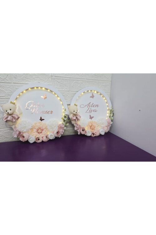 KIZ BEBEK İSMİNE ÖZE HAZIRLANAN ÇİÇEKLİ HASTANE ODASI KAPI SÜSÜ