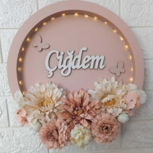 BEBEK İSMİNE ÖZEL HAZIRLANAN ÇİÇEKLİ LEDLİ HASTANE ODASI KAPI SÜSÜ