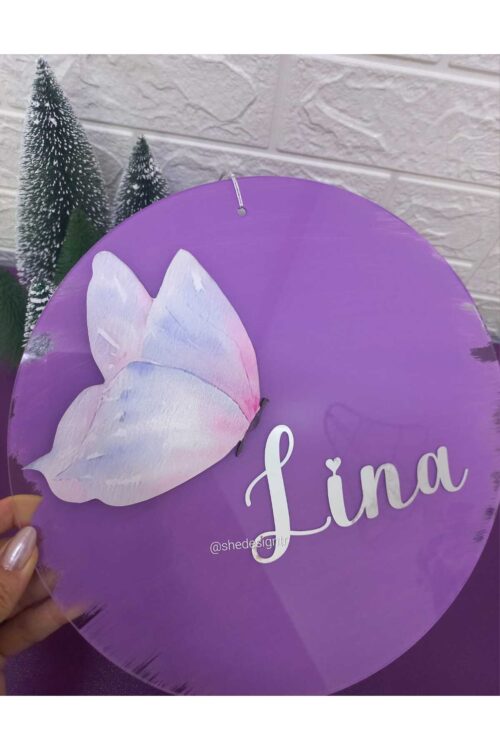 Kız Bebek İsmine Özel Hazırlanan Şeffaf Pleksi Kapı Süsü lila kelebek