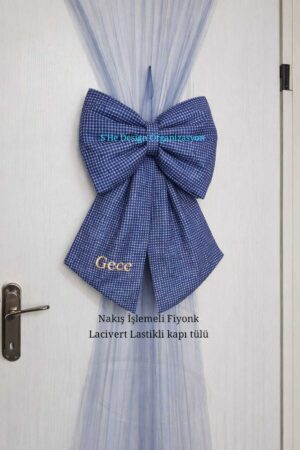NAKIŞ İSİM İŞLEMELİ FİYONK KAPI SÜSÜ ve LASTİKLİ KAPI TÜLÜ